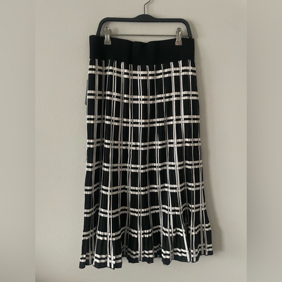 Black & White Size M Midi Skirt - Picture 2 of 4